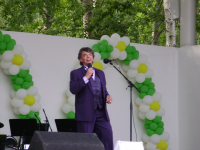 Сергей Захаров поёт на Гала концерте фестиваля